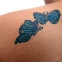 Schulter Tattoo, zwei schöne, blaue Schmetterlingen