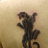 Tatuaggio delicato nero sulla spalla la pantera aggressiva