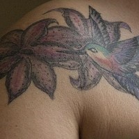 Shoulder tattoo, colibri flying near the flower