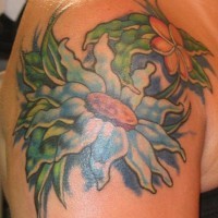 Schulter Tattoo, schöne blaue breite Blumen, saftige Blätter