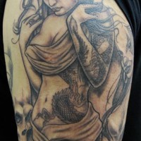 Tatuaggio grande non colorato sul deltoide bellissima ragazza con dragone tatuato sul corpo