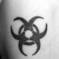 Schulter Tattoo Zeichen mit scharfen Spitzen in Schwarz