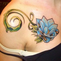 Tatuaggio grande colorato sulla clavicola il fiore azzurro con le foglie