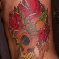 Side tattoo, sandy skull with parti-coloured      roses