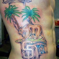 Tatuaje en el costado, oso, dos palmas y una inscripción