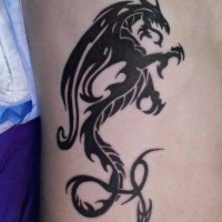 Dragone stilizzato tatuato sul fianco