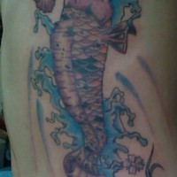 Tatuaje en el costado pez en agua con flores estilo asiático