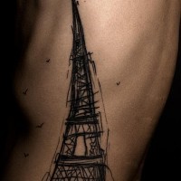 Tatuaje en el costado con torre de Eiffel inclinado en tinta negra