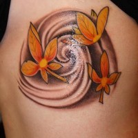 Tatuaggio colorato sul fianco tre fiori gialli in vortice di vento