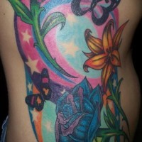 Tatuaje en el costado en colores brillantesm flores y mariposas