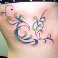 Disegno colorato tatuato sul fianco