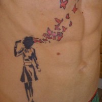 Tatuaggio sul fianco in stile Street art (Banksy) la ragazzina & le farfalle rosse
