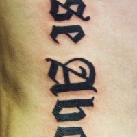 Tatuaggio sul fianco la scritta 