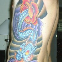 Tatuaggio colorato sul fianco il dragone che attacca