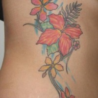 Tatuaggio colorato sul fianco le foglie & i fiori variabili