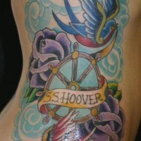 Le tatouage de flanc avec des moineaux volants dans le nouages bleues avec des roses