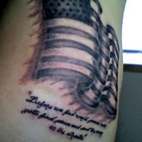 Le tatouage de flanc avec le drapeau de l'USA et une inscription longue