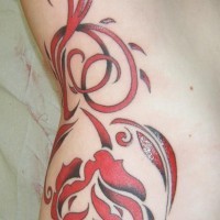 Un gros tatouage de flanc avec une belle rose rouge stylisée