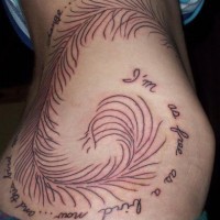 Le tatouage de flanc d'une gros plume avec une inscription je suis libre comme un oiseau