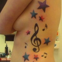 Tatuaggio colorato sul fianco le stelle & le stelline & la chiave di violino