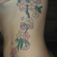 Seiten Tattoo, schöne Blüte am Baum