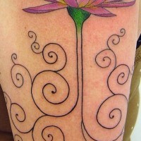 El tatuaje de una flor de loto de color rosa en estilo original