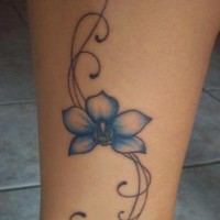 Elegante Orchidee und Maßwerk Tattoo
