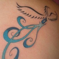 el tatuaje femenino elegante de la ave fenix con las plumas de color azul