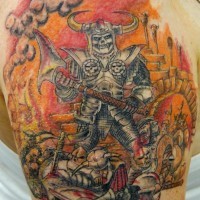 Tatuaje en color guerrero esqueleto en acto de violencia