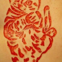 Sacrificio en la piel tatuaje del gato en tinta roja