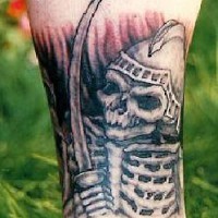 Equeleto del guerrero con la espada tatauje en tinta oscura