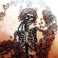 Especial tatuaje del equeleto entre las rosas