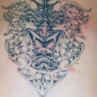Tatuaje calavera del demonio con tracería
