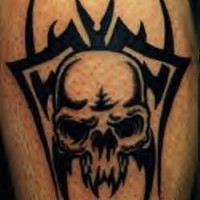 Tribal Monster Schädel Tattoo