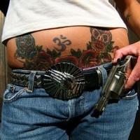 Tatuaggio sulla pancia due teschi colorati & le rose colorate