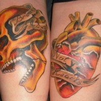 Schädel und Herz klassisches farbiges Tattoo