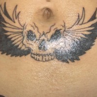 Tattoo von schwarzem Schädel mit Flügeln unter dem Bauchnabel