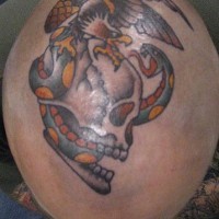 Aquila e serpente attorno del teschio tatuati sulla testa