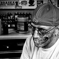 Tattoo mit Totenkopf  auf dem Gesicht