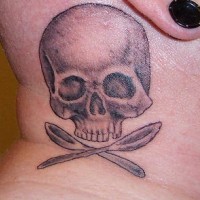 el tatuaje de una calavera con dos cucharas cruzadas hecho en el cuello en color gris