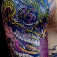 Le tatouage de l'épaule avec la crâne en style florale