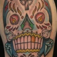 Le tatouage de l'épaule avec une crâne multicolore avec les dents