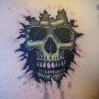 Tatuaje con la imagen de calavera bajo la piel cortada