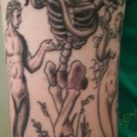 Árbol esqueleto con Adam y Eva tatuaje en tinta negra