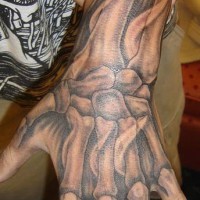 Muy realístico tatuajue de la mano del esqueleto