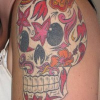 Calavera con ornamentación floral tatuaje en color