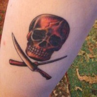 Pequeño tatuaje de calavera roja con utensilios cruzados