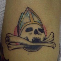 Papst Schädel mit gekreuzten Knochen Tattoo