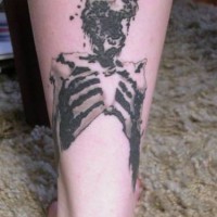 Esqueleto humano roto tatuaje en tinta negra