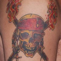 Calavera del pirata con antorchas cruzadas tatuaje en color